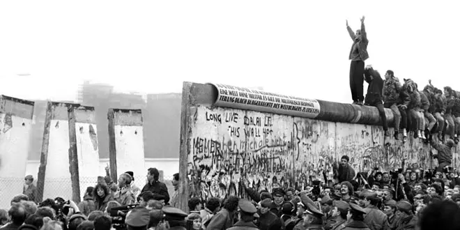 berlin-wall-fall-marathi