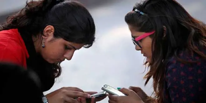 indian_girl_using_mobile